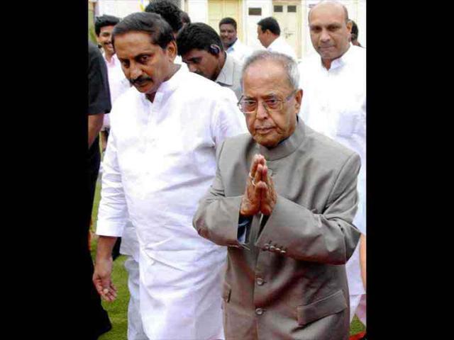 Pranab Mukherjee along with Andhra Pradesh chief minister N Kiran Kumar Reddy arrives for a meeting in Hyderabad. PTI Photo