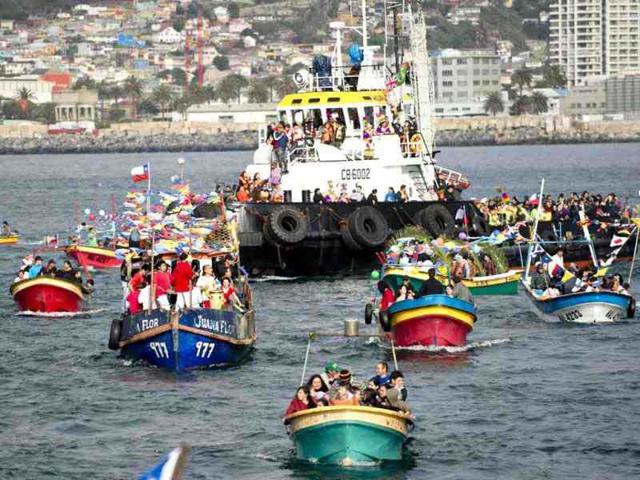 Fishermen and tourists gather to participate in St Peter procession, patron saint of fishermen, during a traditional festival in Valparaiso harbour. Fishermen gather in small boats and motorboats in a maritime procession. (AFP Photo)