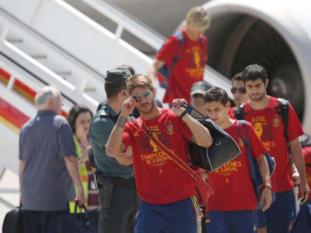 Spain's Sergio Ramos (front) and his team mates arrive at Madrid's Barajas. Reuters/Susana Vera