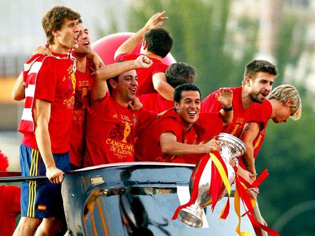 Spain-s-Pedro-third-right-holds-the-trophy-with-teammates-during-the-celebration-after-winning-Euro-2012-soccer-championship-in-Madrid-AP-Photo-Andres-Kudacki Spain-s-Pedro-third-right-holds-the-trophy-with-teammates-during-the-celebration-after-winning-Euro-2012-soccer-championship-in-Madrid-AP-Photo-Andres-Kudacki