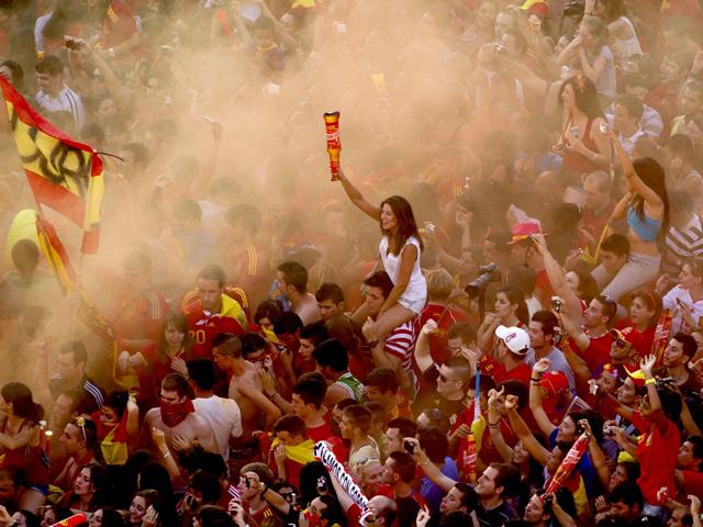 Spanish fans cheer in Cibeles Square as Spain's national soccer team to arrive in Madrid. AP Photo/Paul White