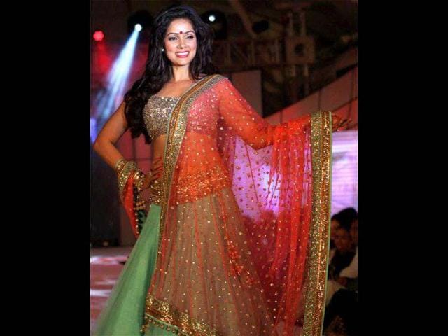 Vidya Malvade displays designer Manish Malhotra's creation during a fashion show. (PTI photo)