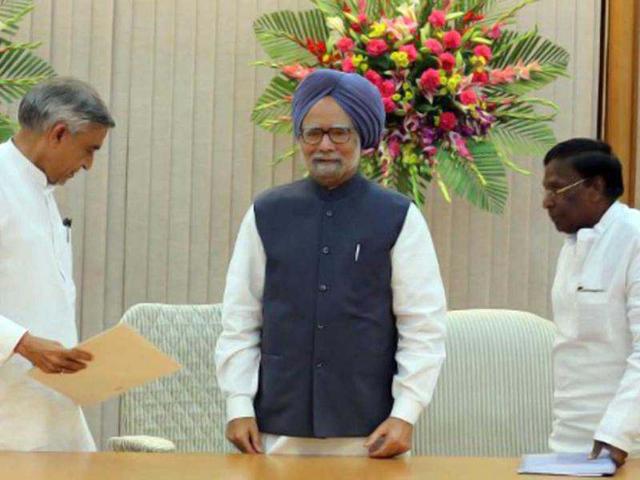 Prime-Minister-Manmohan-Singh-gestures-to-greet-as-he-arrives-for-the-Congress-Working-Committee-CWC-meeting-in-New-Delhi-AFP-Prakash-Singh