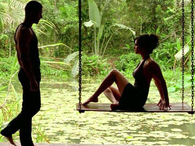 Sunny Leone is seen with Randeep Hooda in a still from Jism 2.