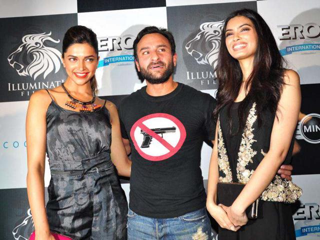Saif Ali Khan poses with Deepika and Diana.