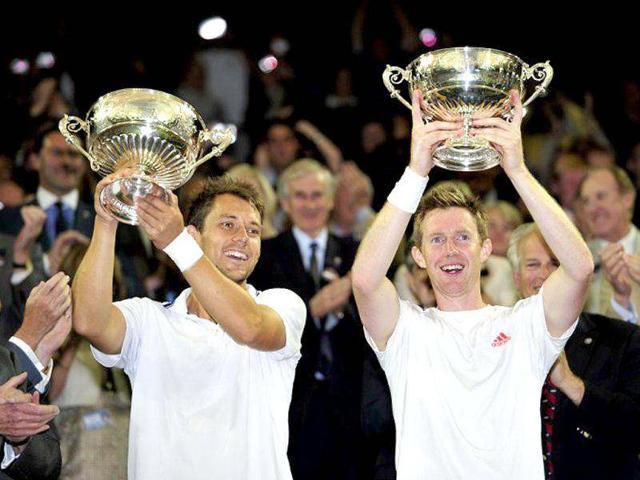 Britain's Jonathan Marray (R) and Denmark's Frederik Nielsen (L) celebrate with the trophies after their men's doubles final victory over Sweden's Robert Lindstedt and Romania's Horia Tecau on day 12 of the 2012 Wimbledon Championships tennis tournament at the All England Tennis Club in Wimbledon, southwest London. (AFP photo/Glyn Kirk)