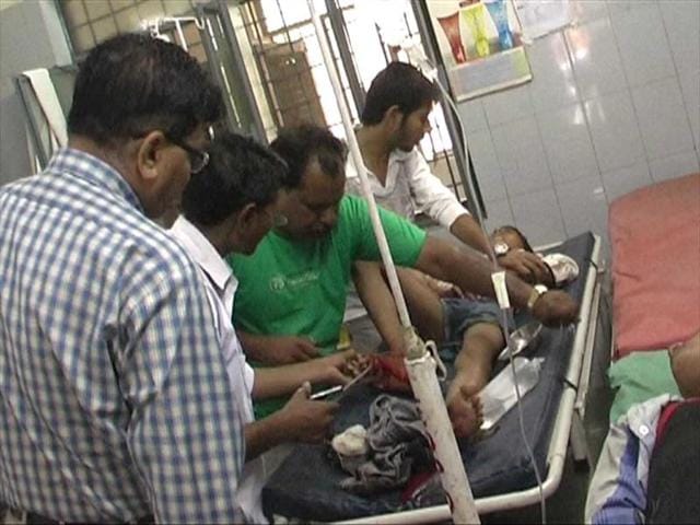 Ayub-in-green-t-shirt-treating-patients-in-presence-of-the-officials-of-district-hospital-in-Bulandshahar