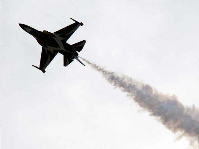 A pilot of the Black Eagles, officially known as the Republic of Korea Air Force, flies a Korean T50B in a flying display during the third day at the Farnborough International Airshow in Hampshire, southern England. AFP Photo/Adrian Dennis