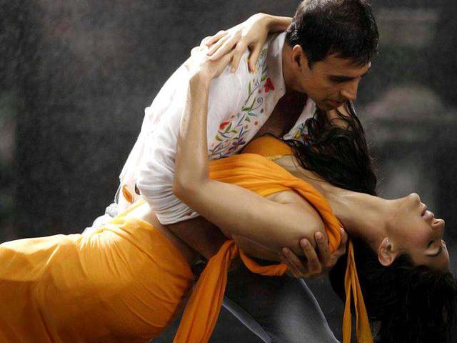 SENSUOUS! Katrina Kaif set the screen on fire in Gale Lag Ja with Akshay Kumar. The song was from the film De Dana Dan.