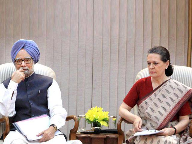 UPA chairperson Sonia Gandhi (R) with Prime Minister Manmohan Singh announces the name of Hamid Ansari as UPA's candidate for vice president during a meeting in New Delhi. PTI/Shahbhaz Khan