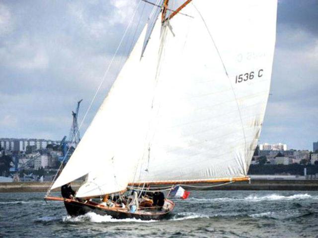 People sail a traditional sailboat in Brest seaport as part of the 2012 Tonnerres de Brest maritime festival which features thousands of traditional sailboats. (AFP Photo/Alain Jocard)