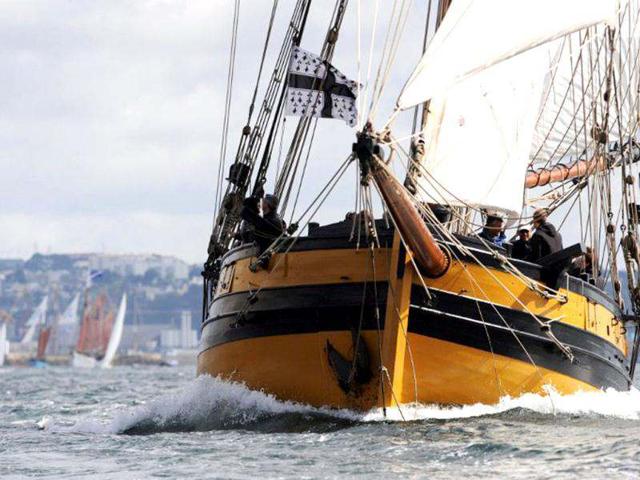 A traditional boat sails in Brest seaport as part of the 2012 Tonnerres de Brest maritime festival which features thousands of traditional sailboats.(AFP Photo/Alain Jocard)