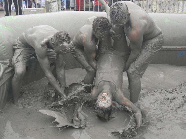 Tourists take part in the 15th annual mud festival on Daecheon Beach in Boryeong, South Korea. (AP Photo/Ahn Young-joon)