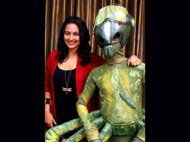 Sonakshi-Sinha-poses-with-an-alien