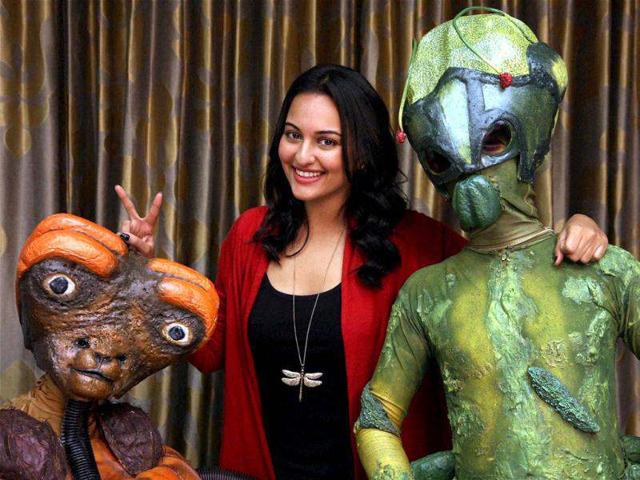 Sonakshi Sinha went solo to promote her upcoming film Joker in Mumbai. But then Sonakshi was not alone. Accompanying her were the cute aliens. Sonakshi Sinha went solo to promote her upcoming film Joker in Mumbai. But then Sonakshi was not alone. Accompanying her were the cute aliens.