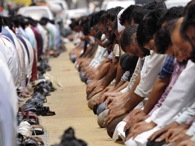 Muslims in Srinagar offer prayers on a street during the first day of the fasting month of Ramadan. Muslims fasting in the month of Ramadan must abstain from food, drink and sex from dawn until sunset, when they break the fast with the meal known as Iftar. (Photo by Waseem Andrabi/HT Photo)