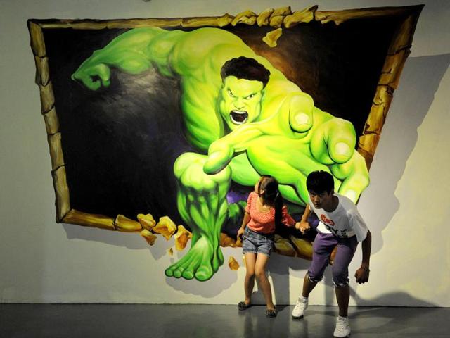 This picture shows a Chinese couple posing in front of a "3D painting" in Hefei, east China's Anhui province. (AFP photo)