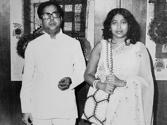 Pranab Mukherjee with his wife, Suvra Mukherjee in 1987. The two preferred to stay at 13, Talkatora Road even though Mukherjee was entitled to a better bungalow in his capacity as the finance minister. HT file photo