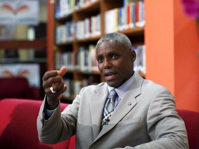 In 1996, facing Mike Powell in the final, American track and field star Carl Lewis leapt 8.50m with his third jump to secure his ninth Olympic gold. Lewis speaks to local media in Santo Domingo in this file photo. Reuters/Eduardo Munoz