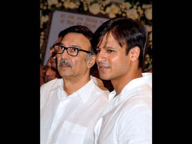 Vivek Oberoi (R) with father Suresh Oberoi. (AFP)