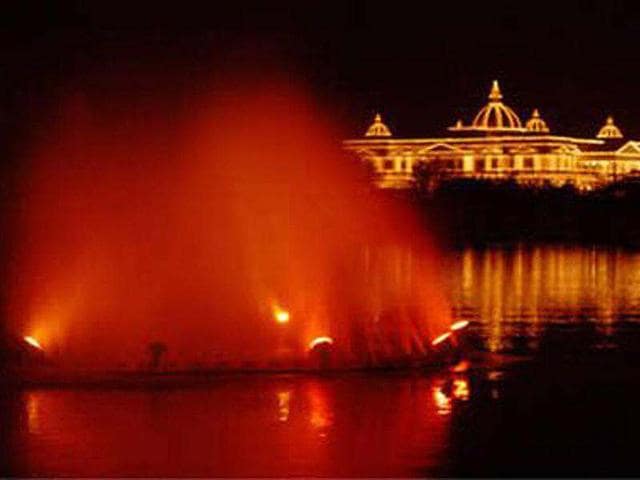 Sushanto Roy-Richa Roy and Seemanto Roy-Chandni RoyYear: 2004Venue: Sahara Sheher in LucknowCost: R552 crore (approx.)The marriage venue of Sushanto and Seemanto, sons of Sahara Chief Subrato Roy, was decorated with the seven vows of marriage inscribed on the pillars at the gateway. There were 110 types of dishes from across the world for the 11,000 invitees. Sushanto Roy-Richa Roy and Seemanto Roy-Chandni RoyYear: 2004Venue: Sahara Sheher in LucknowCost: R552 crore (approx.)The marriage venue of Sushanto and Seemanto, sons of Sahara Chief Subrato Roy, was decorated with the seven vows of marriage inscribed on the pillars at the gateway. There were 110 types of dishes from across the world for the 11,000 invitees.