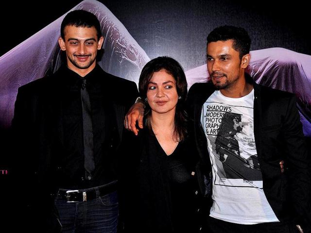 Actors Arunoday Singh and Randeep Hooda pose with Jism 2 director Pooja Bhatt at the gala. (AFP Photo)