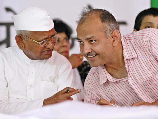 Social activist Anna Hazare with Manish Soshdia during the four day of Team Anna's agitation against corruption at Jantar Mantar in New Delhi. Photo by Raj K Raj/Hindustan Times