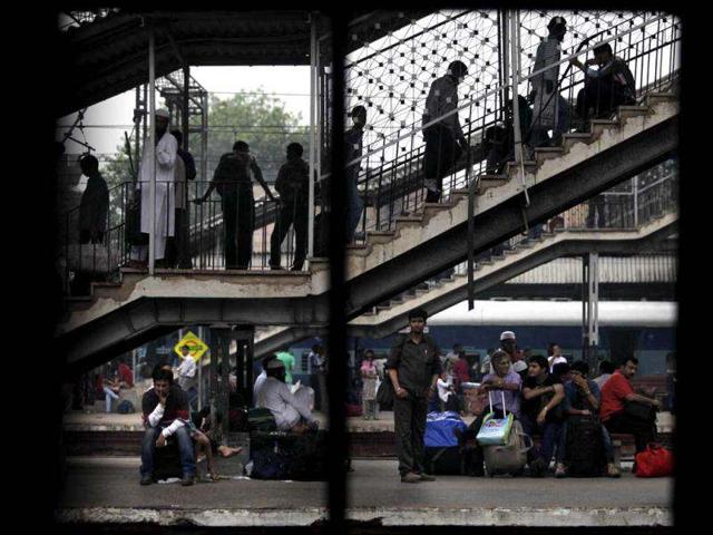 Stranded-commuters-wait-for-their-train-to-arrive-at-a--railway-station-in-New-Delhi-AP-Photo