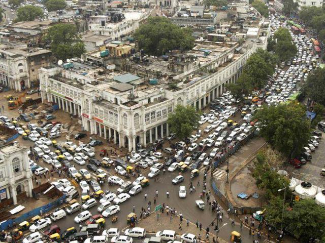 Streets are packed in heavy traffics following power outage and rains in the central part of New Delhi. (AP Photo)