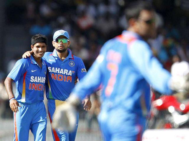 India's Ashok Dinda and vice captain Virat Kohli celebrate after taking the wicket of Sri Lanka's Tillakaratne Dilshan during the fourth one-day International cricket match in Colombo. Reuters/Dinuka Liyanawatte