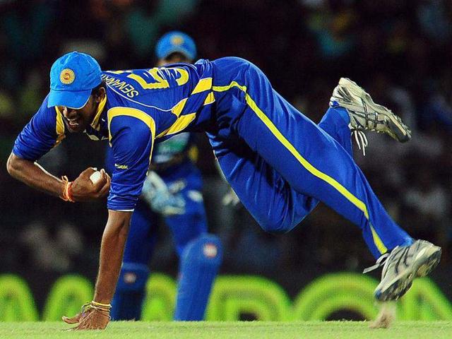 Sri Lankan cricketer Sachithra Senanayake takes a catch to dismiss Virender Sehwag during the fourth one day international (ODI) match in Colombo. (AFP Photo/Lakruwan Wanniarachchi)