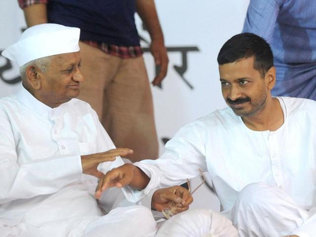 Anti-corruption-activist-Anna-Hazare-L-on-the--fourth-day-of-his-hunger-strike-and-his-team-member-Arvind-Kejriwal-on-the-eighth-day-of-his-hunger-strike-interact-in-New-Delhi-AFP-photo-Raveendran