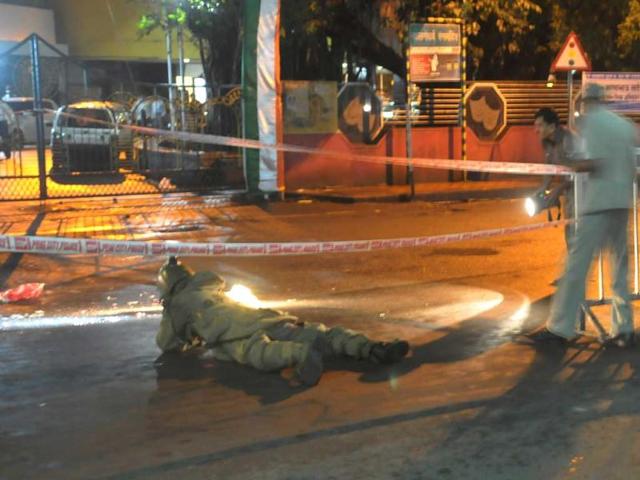The member of the diffusion squad attempts to diffuse a bomb at Balgandharwa, JM Road in Pune. HT