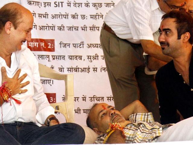 Bollywood actor Anupam Kher and actor Ranvir Shorey at Jantar Mantar, New Delhi. HT Photo/Sonu Mehta