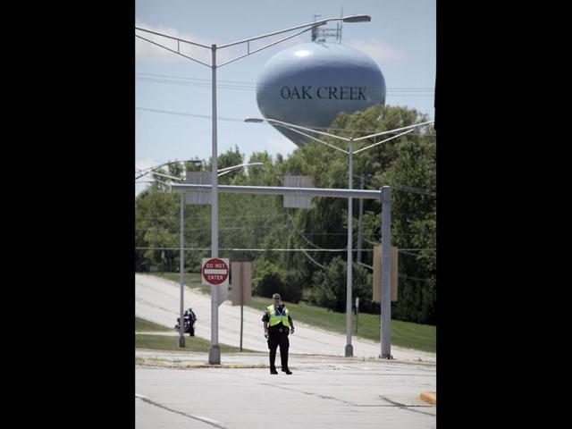 A police officer blocks a street near a Sikh Temple in Wisconsin, US, after a gunman shot dead 6 people. (AP Photo)