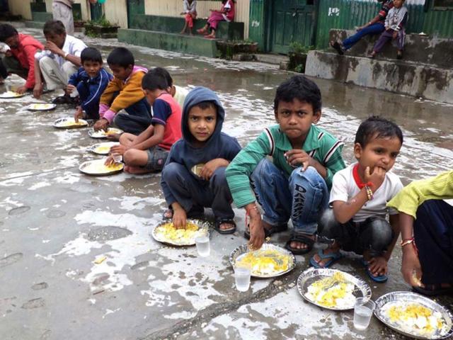 Flood affected families having food in a relief camp in Uttarkashi. (HT Photo/Santosh Bhatt)