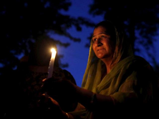 A member of the Sikh community attends a candle light vigil at the Sikh Religious Society of Wisconsin for the victims of the shooting at the Sikh Temple of Wisconsin the previous day in Brookfield, Wisconsin. AFP/Darren Hauck