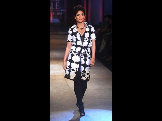 Kareena's monochromatic outfit certainly has our thumbs up!