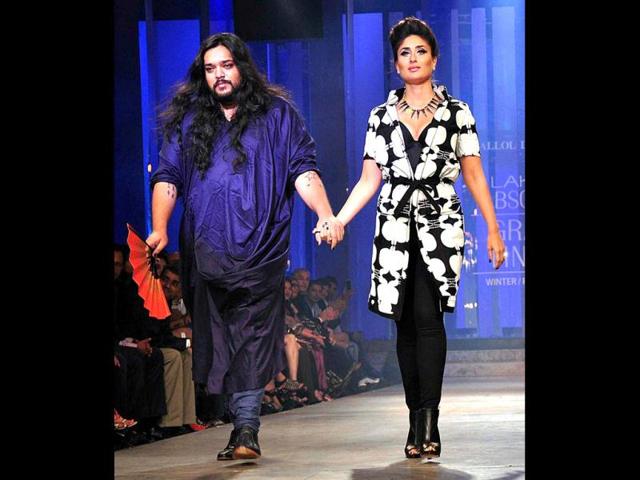 Kareena Kapoor walked the ramp for designer Kallol Datta at LFW 2012.