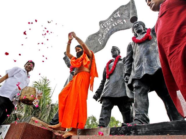 Baba Ramdev pays his tribute at Shahidi Park before starting his agitation against black money at Ramlila Maidan, in New Delhi. HT/Ajay Aggarwal
