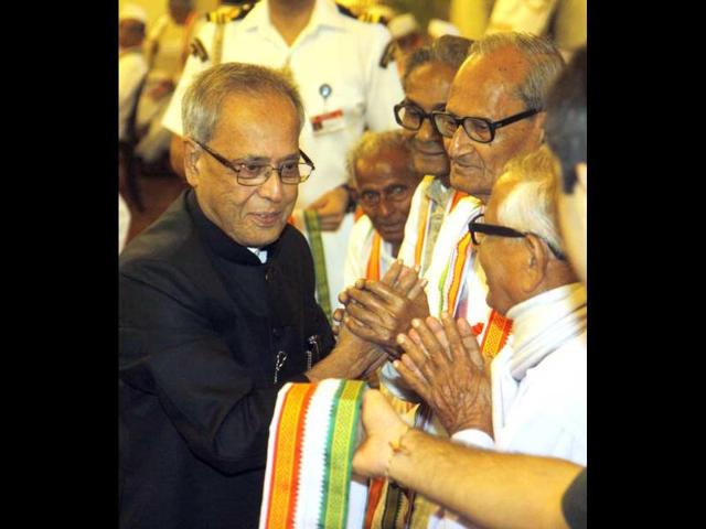 President Pranab Mukherjee honouring freedom fighters at a function on the occasion of 70th anniversary of Quit India Movement at Rashtrapati Bhavan in New Delhi. HT/Sonu Mehta