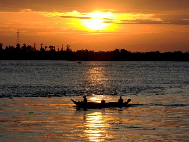 A boat travels along the Mekong river in Phnom Penh. (AFP Photo)