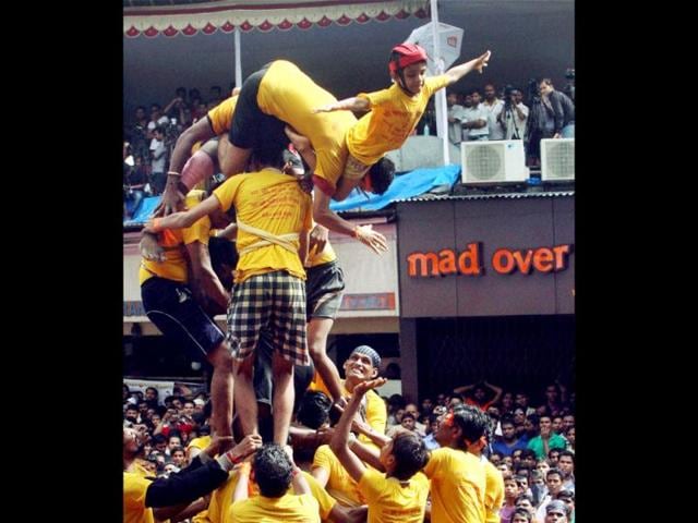 A human pyramid of devotees fails to break the Dahi Handi, an earthen pot containing yogurt, during Janmashtami celebrations in Mumbai.(PTI)