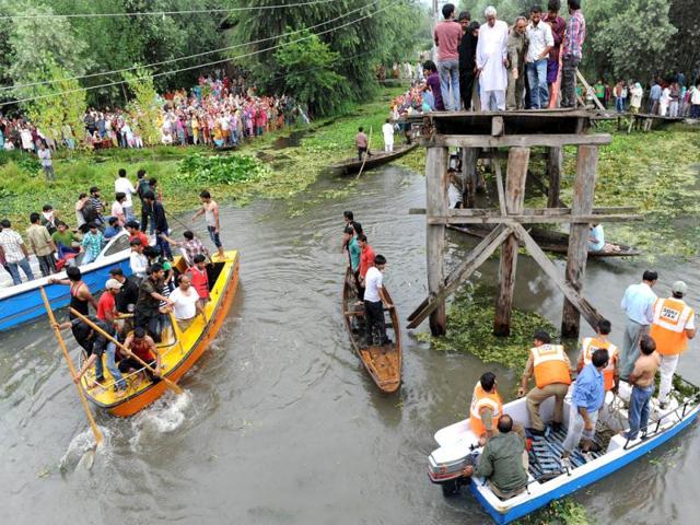 Residents and rescue workers search for missing protesters in the water after a wooden footbridge collapsed in Dal Lake in downtown Srinagar. AFP photo/Rouf Bhat