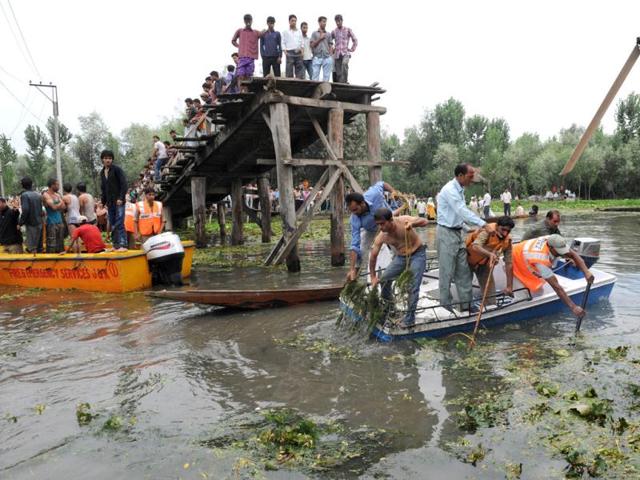 Residents and rescue workers search for missing protesters in the water after a wooden footbridge collapsed in Dal Lake in downtown Srinagar. AFP photo/Rouf Bhat