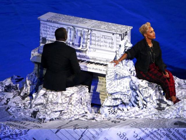 British singer Emili Sande (R) performs during the closing ceremony of the London 2012 Olympic Games at the Olympic Stadium.(Reuters/David Gray)