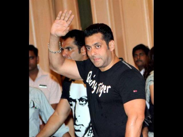 Salman waves to his fans in Lucknow, while a crew member dons a tee with Salman's Tiger avatar printed on it.