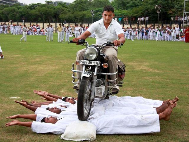 Haryana Police jawans perform during full dress rehearsal of Independence Day function in Gurgaon. PTI photo