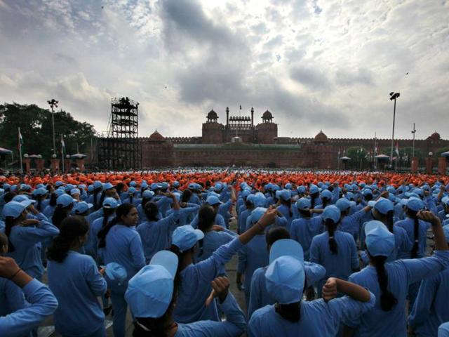 School children take part in the full-dress rehearsal for India's Independence Day celebrations at the historic Red Fort in New Delhi. HT photo/Raj K Raj
