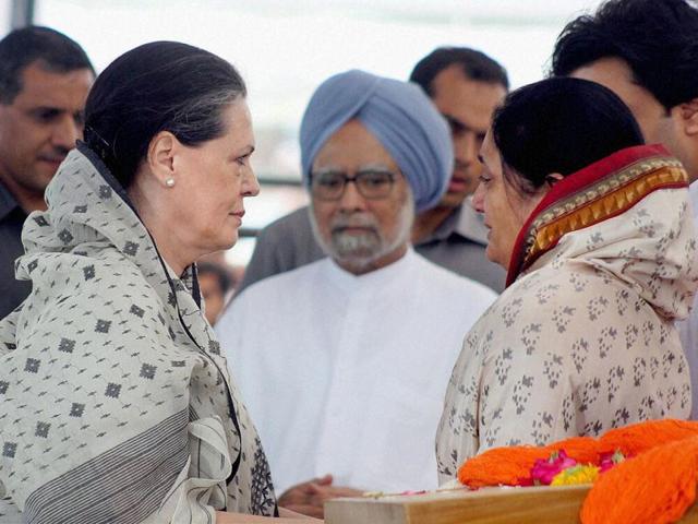 Congress President Sonia Gandhi consoles Vaishali Deshmukh, wife of the late union minister Vilasrao Deshmukh, during his funeral at Babhalgaon in Latur. Prime Minister Manmohan Singh is also seen. PTI photo